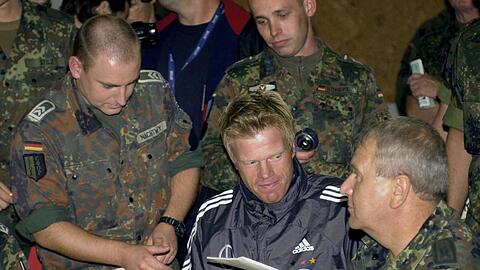 Kapitän Oliver Kahn gibt deutschen Soldaten Autogramme.