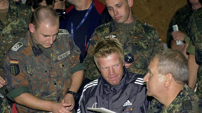 Kapitän Oliver Kahn gibt deutschen Soldaten Autogramme.