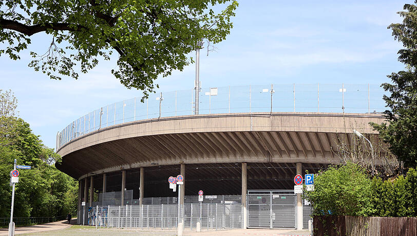 Das Städtische Stadion an der Grünwalder Straße. Das Städtische Stadion an der Grünwalder Straße.