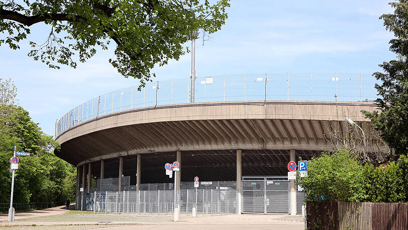 Die Westkurve ist in die Jahre gekommen. Wird aber von Architekten auch als besonderes Bauwerk geschätzt. 1860-Präsident Georg Mang hat schon gesagt, dass er sie gerne erhalten würde, aber überdachen. Die Westkurve ist in die Jahre gekommen. Wird aber von Architekten auch als besonderes Bauwerk geschätzt. 1860-Präsident Georg Mang hat schon gesagt, dass er sie gerne erhalten würde, aber überdachen.