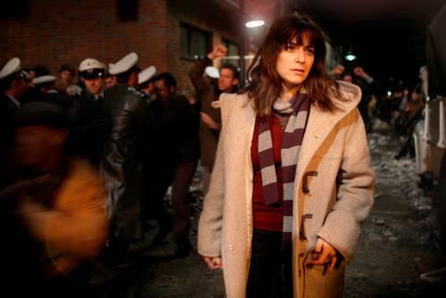 Martina Gedeck in der Rolle der Ulrike Meinhof  bei der Blockade des Springer-Hauses.