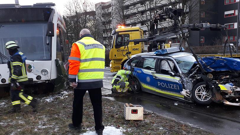 Der besch&auml;digte Streifenwagen nach dem Zusammensto&szlig;.