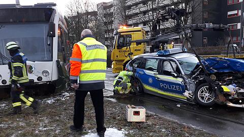 Der besch&auml;digte Streifenwagen nach dem Zusammensto&szlig;.