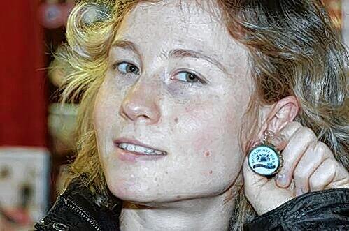 Besucherin Daniela gefällt der ausgefallene Ohrschmuck, den es im Mercato-Zelt zu kaufen gibt.