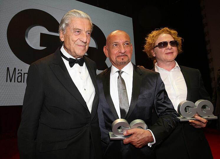 Die Preistraeger der "GQ Maenner des Jahres"-Awards, der italienische Modeschoepfer Nino Cerruti in der Kategorie "Mode" (links), der britische Schauspieler Ben Kingsley in der Kategorie "Legende" und der britische Musiker Mick Hucknall (rechts) in der Kategorie "Musik" posieren in Berlin bei der Verleihung des Preises GQ-Maenner des Jahres 2012.