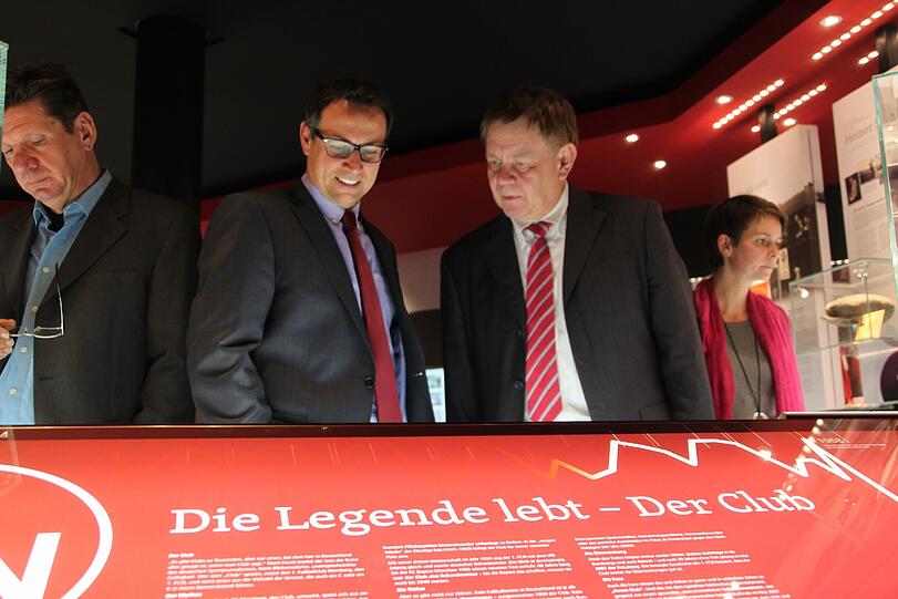Sportvorstand Martin Bader erklärt Karl Freller (CSU), wie sehr die Legende lebt.