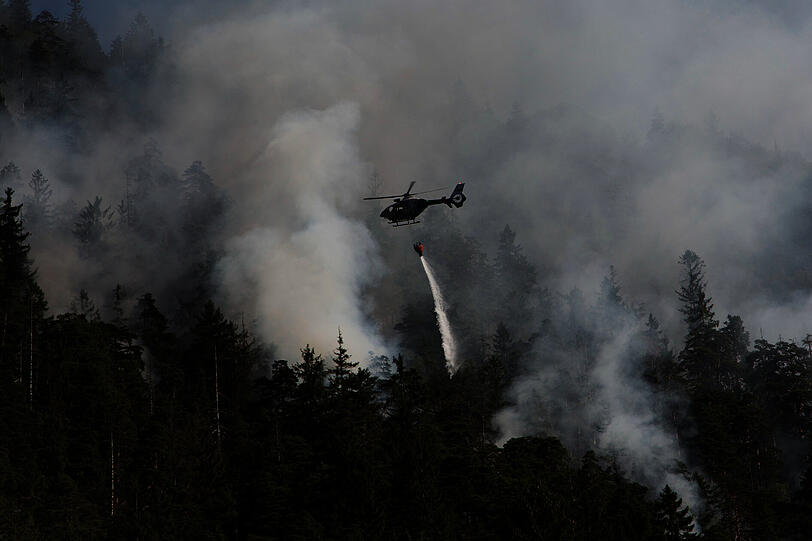 "Auf Grund der Einsatzlage wurde durch das Landratsamt Berchtesgadener Land der Katastrophenfall ausgerufen", meldete die Polizei am frühen Sonntagnachmittag. Hier sehen Sie die Bilder vom Kampf gegen die Flammen bei Bad Reichenhall.