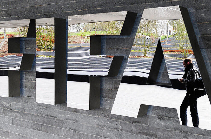 Das FIFA-Logo bei einem Treffen des Exekutiv-Kommittees in Zürich. Am Mittwochmorgen sollen mehrere Funktionäre festgenommen worden sein.