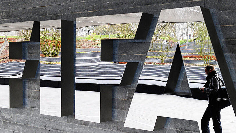 Das FIFA-Logo bei einem Treffen des Exekutiv-Kommittees in Zürich. Am Mittwochmorgen sollen mehrere Funktionäre festgenommen worden sein. Das FIFA-Logo bei einem Treffen des Exekutiv-Kommittees in Zürich. Am Mittwochmorgen sollen mehrere Funktionäre festgenommen worden sein.