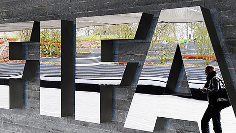 Das FIFA-Logo bei einem Treffen des Exekutiv-Kommittees in Zürich. Am Mittwochmorgen sollen mehrere Funktionäre festgenommen worden sein.