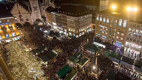 Nach dem Einkaufen auf den Christkindlmarkt am Marienplatz &ndash; so machen&rsquo;s viele Münchner in der Adventszeit.