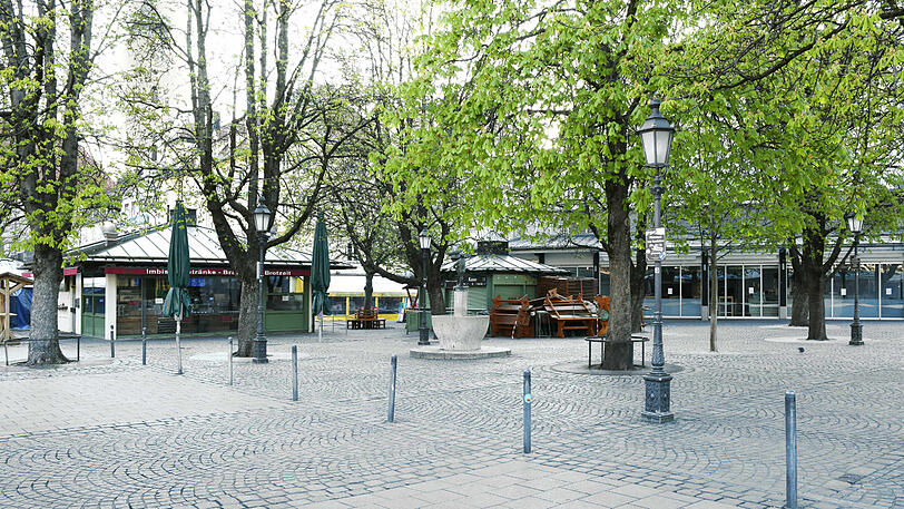 Normalerweise ein Hotspot in der Münchner Altstadt, nun gespenstisch leer: Der Biergarten am Viktualienmarkt.