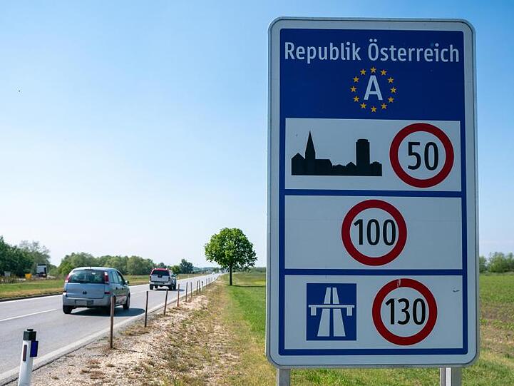 Hinweisschild an der Grenze zwischen Österreich und Ungarn bei Nickelsdorf.
