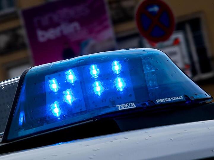 Ein Blaulicht leuchtet auf einem Polizeiauto. Foto: Monika Skolimowska/zb/dpa/Archivbild