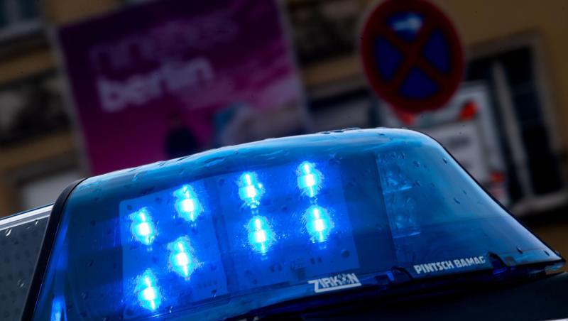 Ein Blaulicht leuchtet auf einem Polizeiauto. Foto: Monika Skolimowska/zb/dpa/Archivbild Ein Blaulicht leuchtet auf einem Polizeiauto. Foto: Monika Skolimowska/zb/dpa/Archivbild