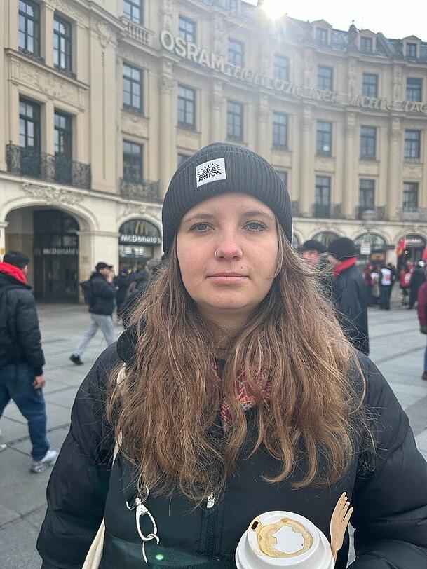 Erzieherin Hannah Gruber war am Donnerstag auf der Verdi-Kundgebung und hatte zunächst Zweifel, ob sich zur Kundgebung am Stachus kommen soll. Erzieherin Hannah Gruber war am Donnerstag auf der Verdi-Kundgebung und hatte zunächst Zweifel, ob sich zur Kundgebung am Stachus kommen soll.