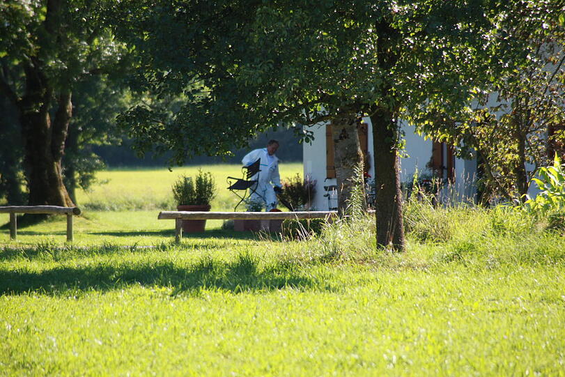 Als Beamte, darunter ein Sondereinsatzkommando, zu dem frei stehenden Haus kamen, fanden sie im Garten die Leichen des Mannes und der zwei Jahre jüngeren Ehefrau.