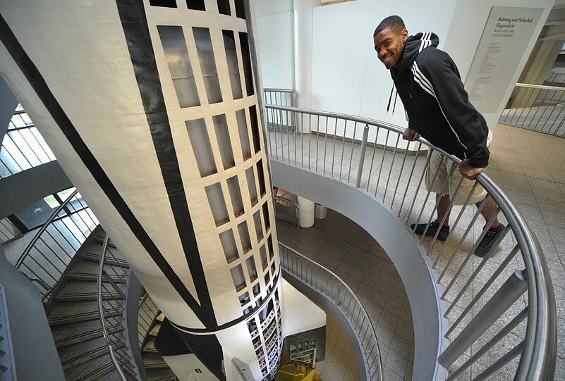 Brandon Thomas von den Basketballern des FC Bayern bei seinem ersten Besuch im deutschen Museum.