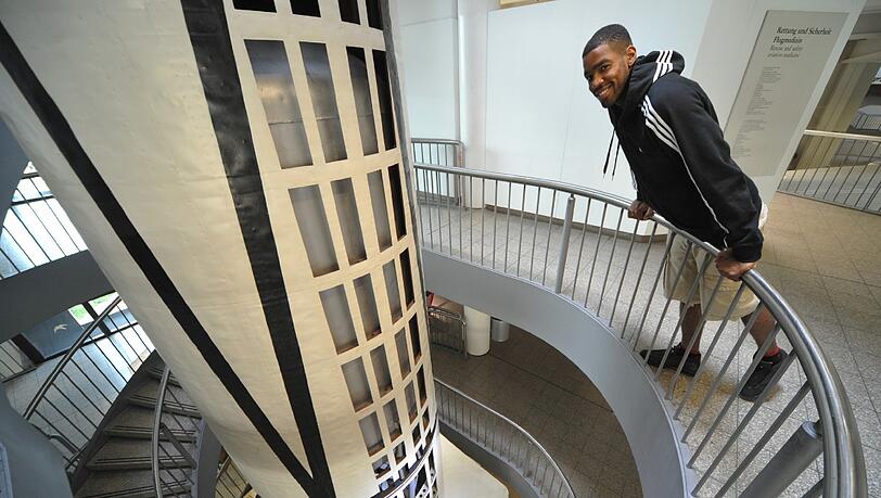Brandon Thomas von den Basketballern des FC Bayern bei seinem ersten Besuch im deutschen Museum. Brandon Thomas von den Basketballern des FC Bayern bei seinem ersten Besuch im deutschen Museum.