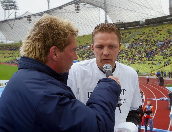 Ein noch altes Foto: 1860-Stadionsprecher  Stefan Schneider interviewt Olaf Bodden.