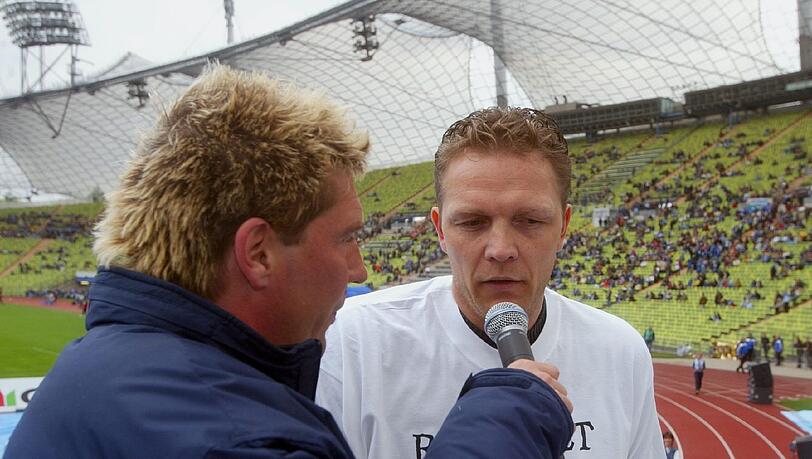 Ein noch altes Foto: 1860-Stadionsprecher Stefan Schneider interviewt Olaf Bodden. Ein noch altes Foto: 1860-Stadionsprecher Stefan Schneider interviewt Olaf Bodden.