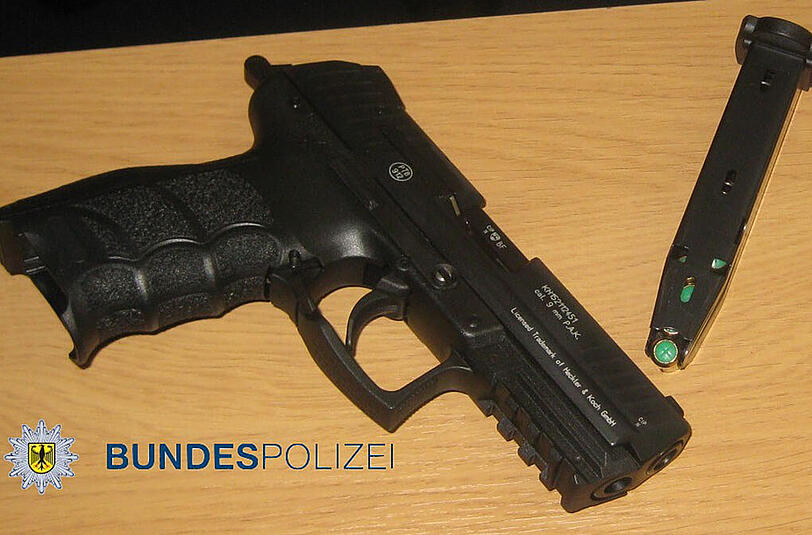 Mit dieser Schreckschusspistole wurde der falsche Polizist erwischt. Auch Dienstmarke und -ausweis waren gefälscht.