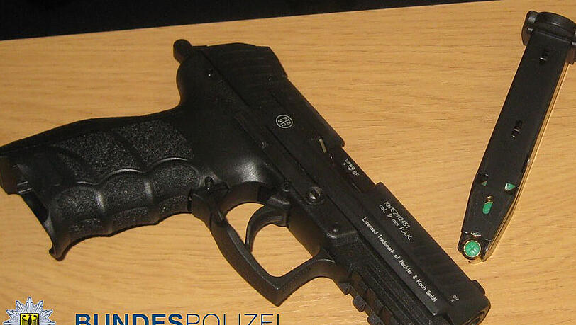 Mit dieser Schreckschusspistole wurde der falsche Polizist erwischt. Auch Dienstmarke und -ausweis waren gefälscht. Mit dieser Schreckschusspistole wurde der falsche Polizist erwischt. Auch Dienstmarke und -ausweis waren gefälscht.