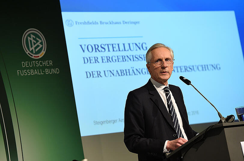 Christian Duve von der Wirtschaftskanzlei Freshfields Bruckhaus Deringer stellt das Ergebnis der Untersuchungen vor.