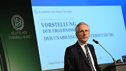 Christian Duve von der Wirtschaftskanzlei Freshfields Bruckhaus Deringer stellt das Ergebnis der Untersuchungen vor.