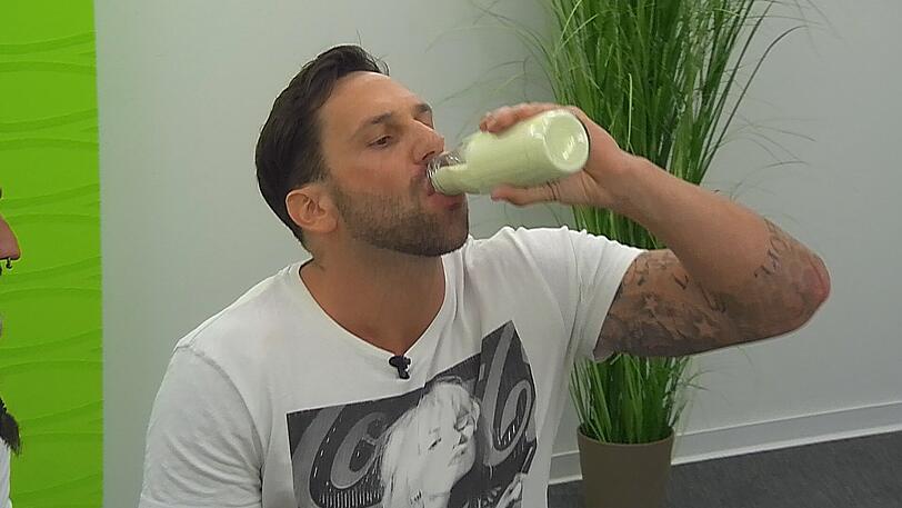 Auch Guido nimmt einen kräftigen Schluck. Hauptsache die Party kann steigen.