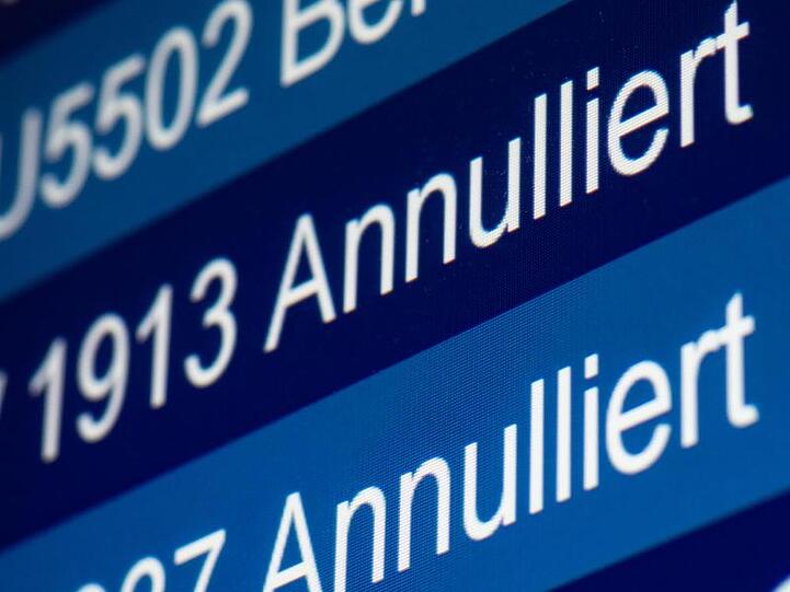 "Annulliert" steht auf einer Anzeige im Flughafen Düsseldorf für zwei Flüge der Fluggesellschaft Germanwings.