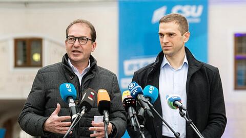 Alexander Dobrindt (l), Vorsitzender der CSU-Landesgruppe im Deutschen Bundestag, vor der Presse. Foto: Matthias Balk/dpa