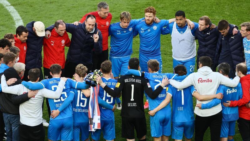 Noch auf dem Kölner Rasen schwört Holstein-Coach Ole Werner seine Spieler auf das Rückspiel in Kiel ein.
