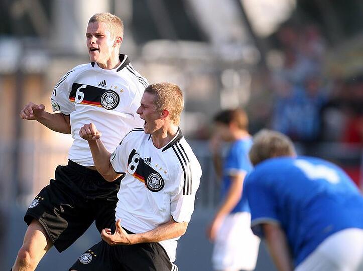 Lars Bender (m) jubelt mit Sven Bender (L) nach dem Sieg.