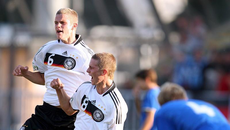 Lars Bender (m) jubelt mit Sven Bender (L) nach dem Sieg. Lars Bender (m) jubelt mit Sven Bender (L) nach dem Sieg.
