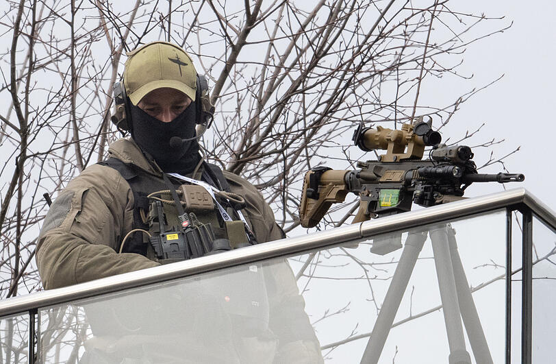 Ein Scharfsch&uuml;tze der Polizei sichert die Umgebung w&auml;hrend der 61. M&uuml;nchner Sicherheitskonferenz (MSC).