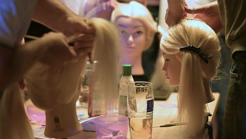 Bei Bier und ganz ohne Druck üben die Väter verschiedene Frisuren für lange Haare. Bei Bier und ganz ohne Druck üben die Väter verschiedene Frisuren für lange Haare.