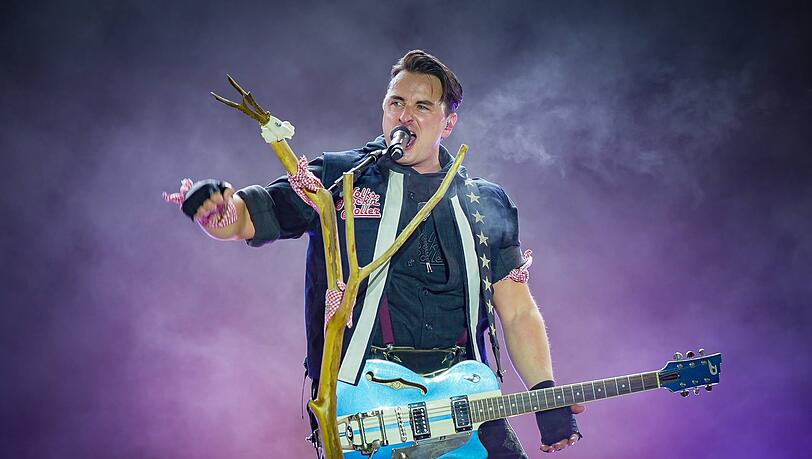 Viele Promi-Gäste beehren Giovanni Zarrella in der nächsten Ausgabe seiner ZDF-Show. Auch Alpen-Rocker Andreas Gabalier ist mit von der Partie. Viele Promi-Gäste beehren Giovanni Zarrella in der nächsten Ausgabe seiner ZDF-Show. Auch Alpen-Rocker Andreas Gabalier ist mit von der Partie.