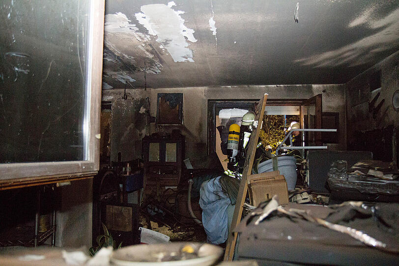 Feuer in einem Wohnhaus in Stein an der Traun: Eine Frau wurde bei dem Brand leicht verletzt. Ein Hund kam ums Leben. Die Bilder