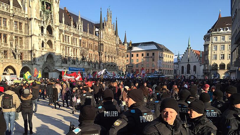 Unter dem Motto «Kein Frieden mit der NATO» demonstrierten am Samstag knapp 2000 Menschen gegen die Siko.