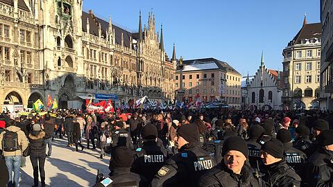 Unter dem Motto «Kein Frieden mit der NATO» demonstrierten am Samstag knapp 2000 Menschen gegen die Siko.