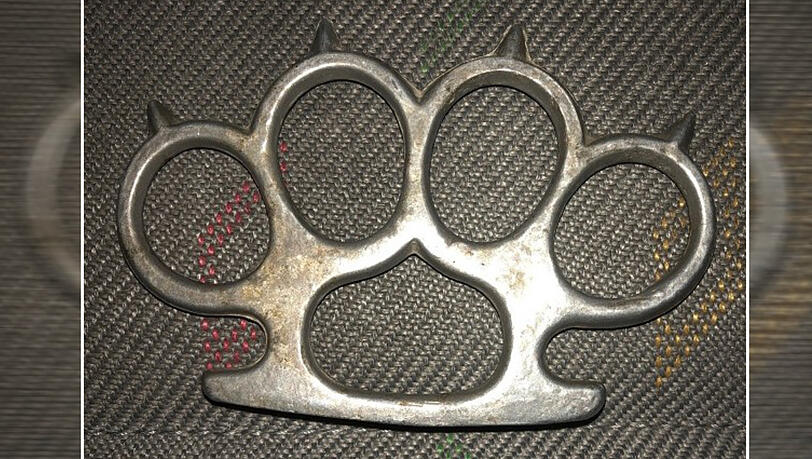 Diesen Schlagring stellten die Beamten der Bundespolizei sicher. Diesen Schlagring stellten die Beamten der Bundespolizei sicher.