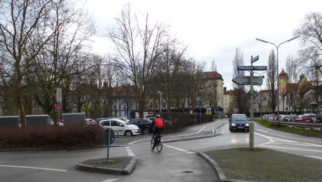 Radler fahren weiter, für Fußgänger wird's eng. Radler fahren weiter, für Fußgänger wird's eng.