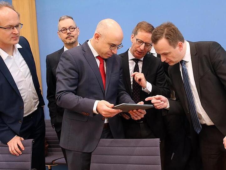 Die Wirtschaftsforscher Sebastian Dullien, Peter Bofinger, Gabriel Felbermayr, Michael Hüther und Jens Südekum (v.l.) stellen ihre Vorschläge in der Corona-Krise vor.
