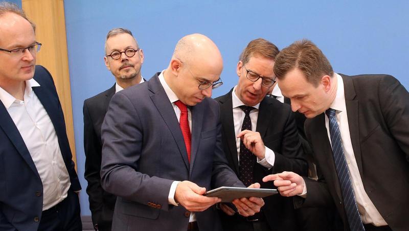 Die Wirtschaftsforscher Sebastian Dullien, Peter Bofinger, Gabriel Felbermayr, Michael Hüther und Jens Südekum (v.l.) stellen ihre Vorschläge in der Corona-Krise vor. Die Wirtschaftsforscher Sebastian Dullien, Peter Bofinger, Gabriel Felbermayr, Michael Hüther und Jens Südekum (v.l.) stellen ihre Vorschläge in der Corona-Krise vor.
