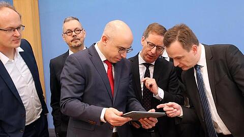 Die Wirtschaftsforscher Sebastian Dullien, Peter Bofinger, Gabriel Felbermayr, Michael Hüther und Jens Südekum (v.l.) stellen ihre Vorschläge in der Corona-Krise vor.