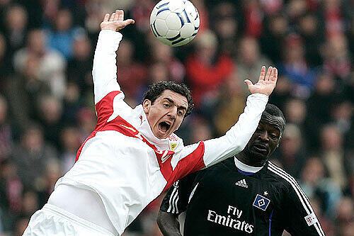 Torschütze Roberto Hilbert (l., Stuttgart) und Colin Benjamin (HSV)