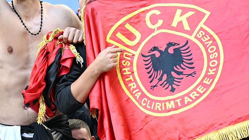 Im Fanblock der Albaner tauchten Flaggen der UCK, einer ultranationalistischen Miliz, auf.