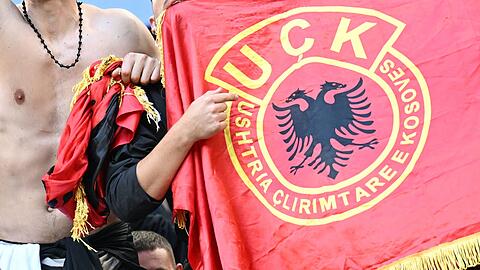 Im Fanblock der Albaner tauchten Flaggen der UCK, einer ultranationalistischen Miliz, auf.