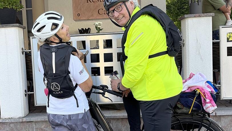 Sicher unterwegs: Marianne und Michael Hartl mit ihrem Fahrrad-Airbag.